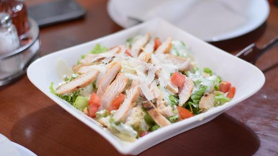 Салат с курицей в тарелке Салат с курицей в тарелке