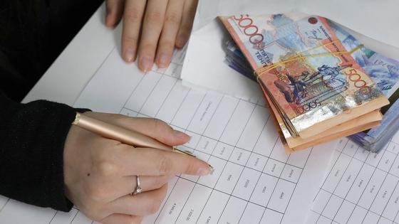 Женщина считает расходы Женщина считает расходы