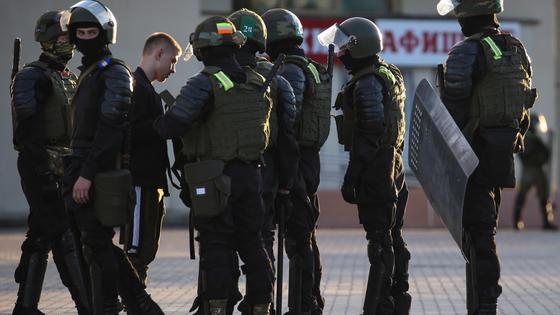 Силовики ОМОН патрулируют улицы Силовики ОМОН патрулируют улицы