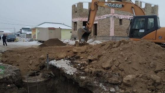 Экскаватор засыпает землей яму Экскаватор засыпает землей яму