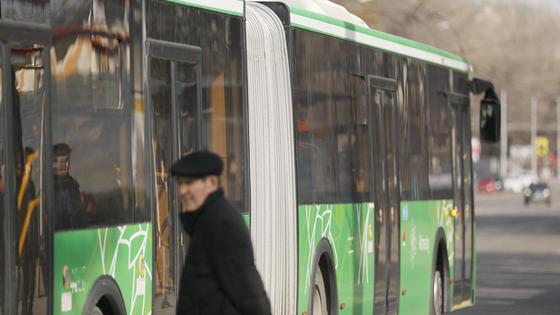 Автобус проехал мимо мужчины Автобус проехал мимо мужчины