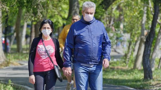 Женщина и мужчина в масках Женщина и мужчина в масках