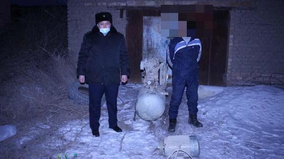 Полицейский и предполагаемый вор стоят на территории склада Полицейский и предполагаемый вор стоят на территории склада