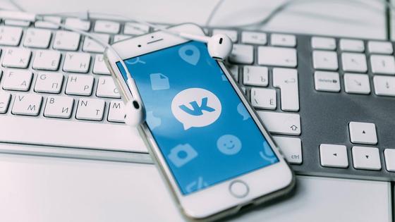 Телефон и наушники на клавиатуре Телефон и наушники на клавиатуре