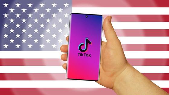 TikTok на фоне американского флага TikTok на фоне американского флага