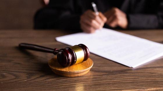 Судья сидит за столом Судья сидит за столом