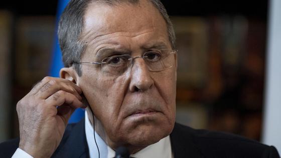 Сергей Лавров в наушниках Сергей Лавров в наушниках