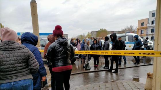 Арендаторы собрались у сгоревшего торгового дома в Павлодаре Арендаторы собрались у сгоревшего торгового дома в Павлодаре
