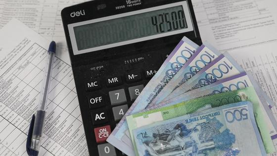 Деньги лежат на калькуляторе Деньги лежат на калькуляторе