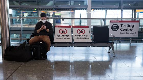 Мужчина сидит в зале ожидания Мужчина сидит в зале ожидания