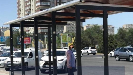Мужчина стоит на остановке в Актау Мужчина стоит на остановке в Актау