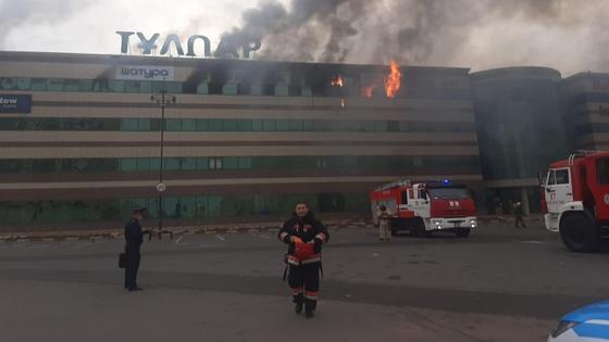 Пожарные тушат пожар Пожарные тушат пожар