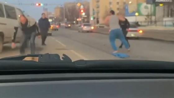 Люди подрались на дороге Люди подрались на дороге