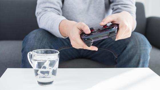 Мужчина играет в видеоигры Мужчина играет в видеоигры