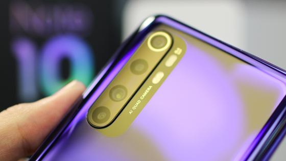 Xiaomi смартфон держат в руках Xiaomi смартфон держат в руках