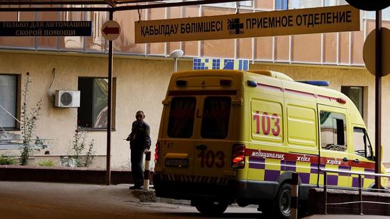 Машина скорой помощи едет на вызов Машина скорой помощи едет на вызов