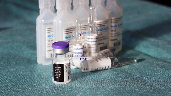 Вакцины стоят на столе Вакцины стоят на столе