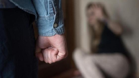 мужчина угрожает девушке мужчина угрожает девушке