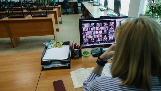 Ұстаз мектепте онлайн сабақта отыр Ұстаз мектепте онлайн сабақта отыр