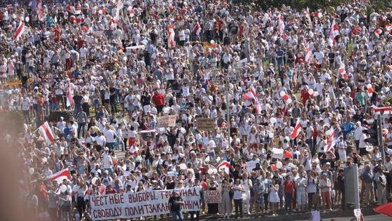 Сотни тысяч людей собрались на площади в Минске Сотни тысяч людей собрались на площади в Минске