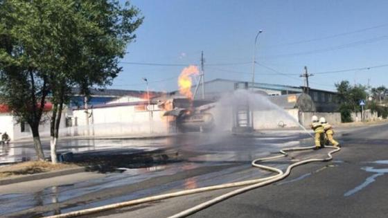 Пожарные тушат возгорание на АЗС Пожарные тушат возгорание на АЗС