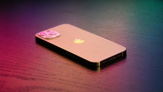 Смартфон Apple на столе Смартфон Apple на столе
