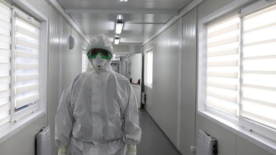 Медработник стоит в коридоре инфекционной больницы Медработник стоит в коридоре инфекционной больницы