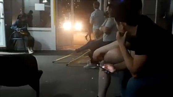 Люди ждут своей очереди в травмпункте Люди ждут своей очереди в травмпункте