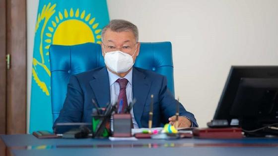 Даниал Ахметов сидит за рабочим столом Даниал Ахметов сидит за рабочим столом