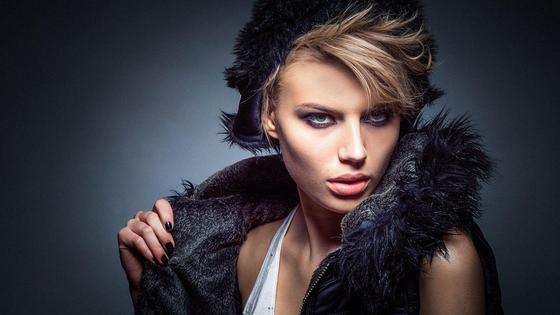 Девушка в модной одежде Девушка в модной одежде