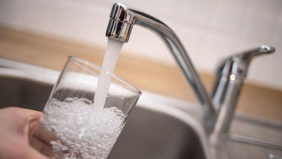Воду из крана наливают в стакан Воду из крана наливают в стакан