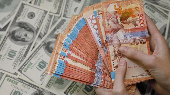 Пачка денег в руках Пачка денег в руках