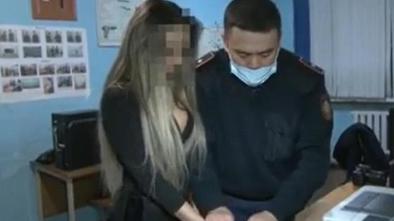 Полицейский снимает отпечатки пальцев у подозреваемой Полицейский снимает отпечатки пальцев у подозреваемой
