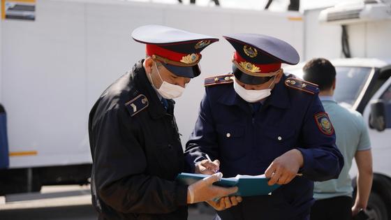 Двое полицейских заполняют журнал Двое полицейских заполняют журнал