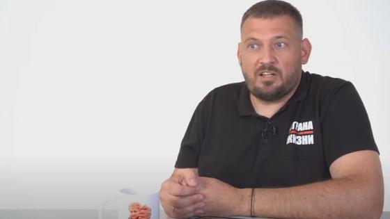 Сергей Тихановский в футболке с логотипом Страна для жизни Сергей Тихановский в футболке с логотипом Страна для жизни