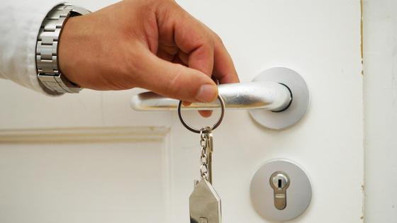 Мужчина держит ключ в руке Мужчина держит ключ в руке