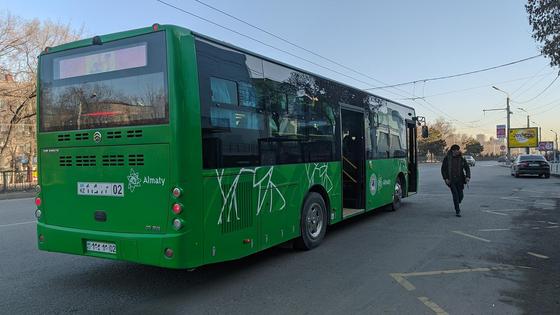 Автобус подъехал на остановку Автобус подъехал на остановку