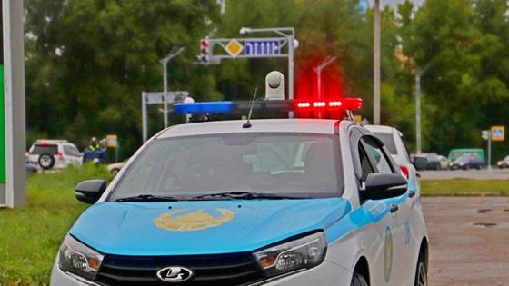 Полицейская машина стоит на улице Полицейская машина стоит на улице