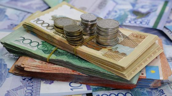 деньги лежат на столе деньги лежат на столе