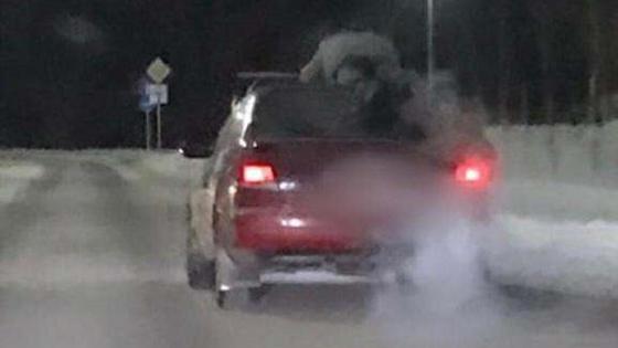 Пассажир проехал на крыше автомобиля в Павлодаре Пассажир проехал на крыше автомобиля в Павлодаре