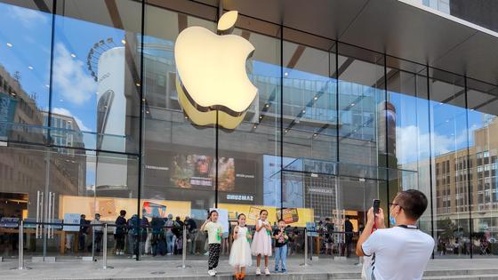 Человек фотографирует офис Apple Человек фотографирует офис Apple