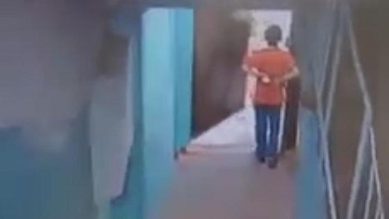 Мальчик у входной двери подъезда Мальчик у входной двери подъезда