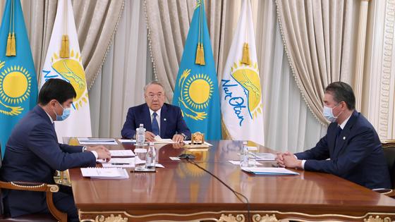 Нурсултана Назарбаев на заседании партии "Нур Отан" Нурсултана Назарбаев на заседании партии "Нур Отан"