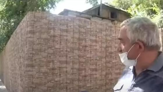 Мужчина стоит у забора Мужчина стоит у забора