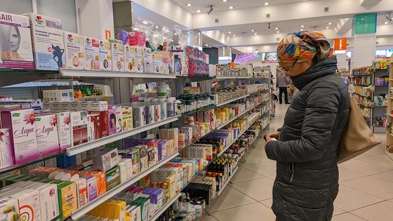 Женщина выбирает лекарства Женщина выбирает лекарства