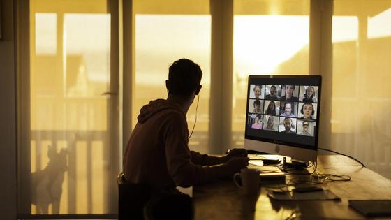 Человек присутствует на конференции в zoom Человек присутствует на конференции в zoom