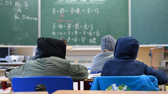 Школьники сидят на уроках за партами Школьники сидят на уроках за партами