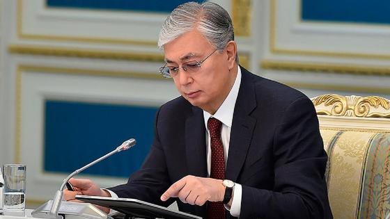 Касым-Жомарт Токаев сидит за столом Касым-Жомарт Токаев сидит за столом