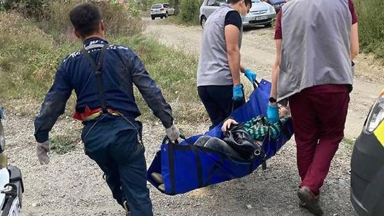 Спасатели несут пострадавшую Спасатели несут пострадавшую
