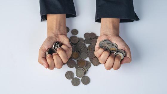 Монеты зажаты в руках Монеты зажаты в руках